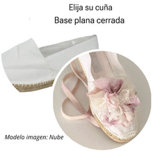 Load image into Gallery viewer, Alpargatas de niña Comunión, Arras y Ceremonia. Zapatos Comunión personalizados. Modelo NUBE.