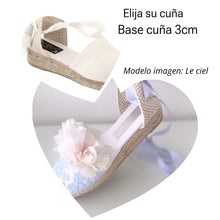 Load image into Gallery viewer, Alpargatas de niña Comunión, Arras y Ceremonia. Zapatos Comunión personalizados. Modelo NUBE.