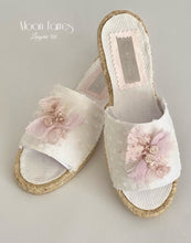 Load image into Gallery viewer, Bata Lenceria Niña. Regalos Comunión. Modelo Halia. Hada del Estilo.