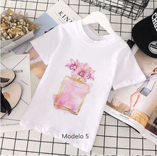 Cargar imagen en el visor de la galería, Camisetas Chic de Niña. Perfumes en flor. Regalos Comunión.